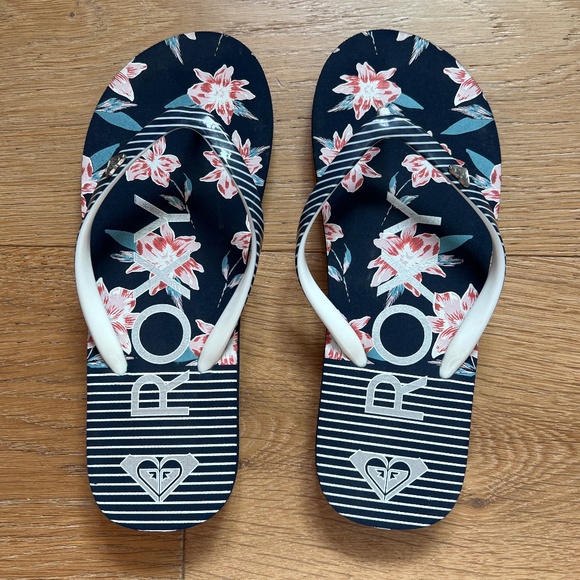 Roxy girls navy with flowers flip flops size 2/3 - Picture 1 of 3